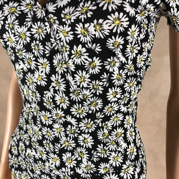 Inspired Hearts Black Daisy Floral V-neck Short Sleeve Bodysuit NWT MEDIUM - Picture 4 of 6